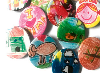 actividades-infantiles-para-eventos-en-extremadura-customización-chapas