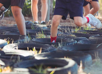 actividades-infantiles-para-ayuntamientos-y-colegios-en-extremadura-carrera-obstáculos